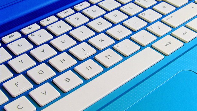 Kroz stručno osposobljavanje, te redovno i vanredno školovanje, kao i prekvalifikaciju i dokvalifikaciju, kandidati stiču zvanje četvrtog stepena elektrotehničar informacionih tehnologija.